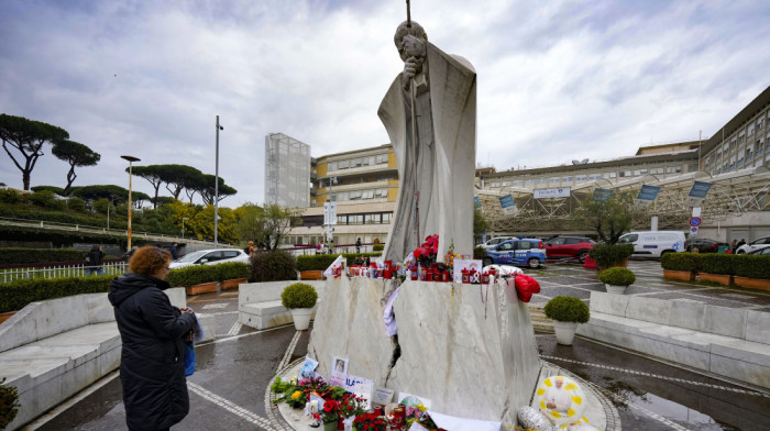 Papino zdravstveno stanje stabilno i poboljšano, nepoznato kad bi mogao da napusti bolnicu