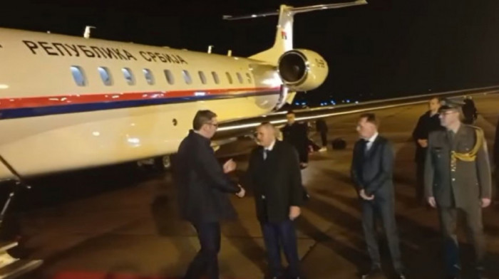 Vučić na poziv Dodika stigao u Banjaluku, na aerodromu ga dočekao premijer RS Radovan Višković