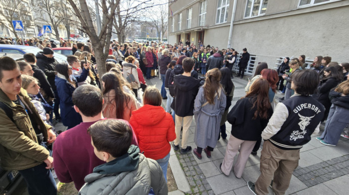 Blokade i protesti širom Srbije: Peta beogradska gimnazija i dalje pod ključem