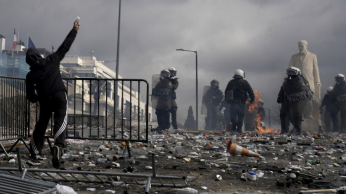 Na protestima u Atini i Solunu privedeno više od 150 osoba