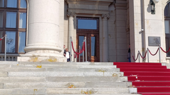 Ulaz u parlament zasut jajima: Deo studenata i građana protestuje ispred Skupštine Srbije