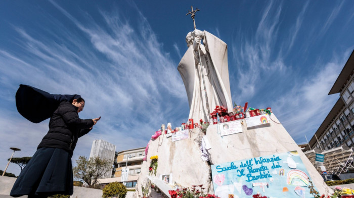 Bolničko osoblje iznenadilo papu Franju tortom povodom 12 godina njegovog pontifikata