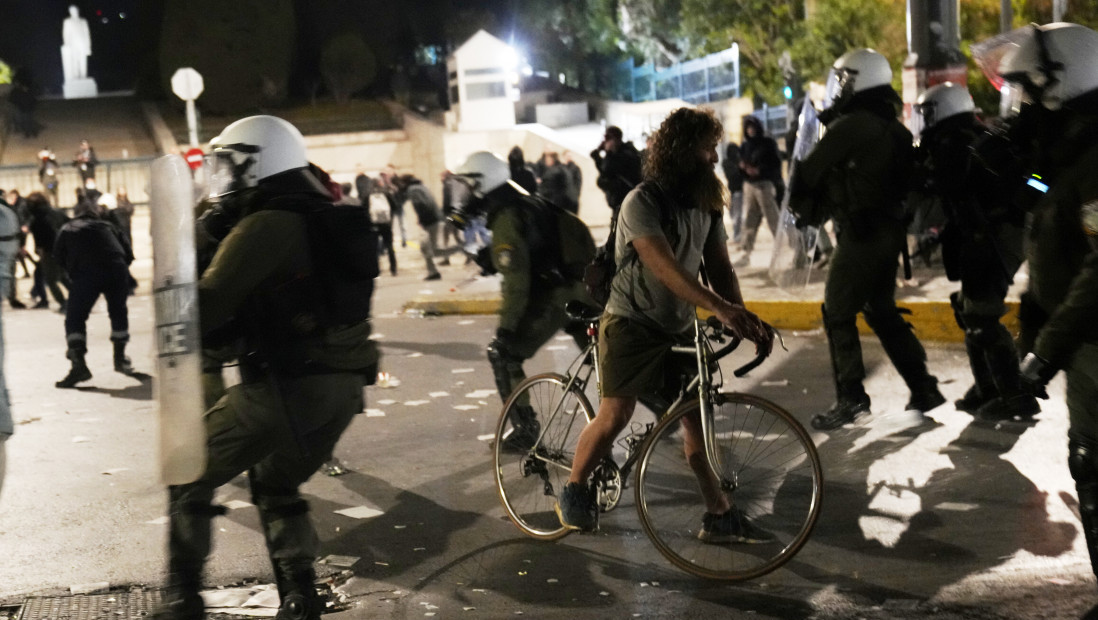 Sukob policije i demonstranata u Atini na protestu zbog železničke nesreće ( FOTO)