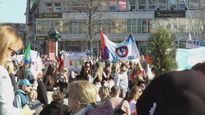 U toku je protest prosvetara u Čačku: Stigli iz cele Srbije, a neki su danima pešačili