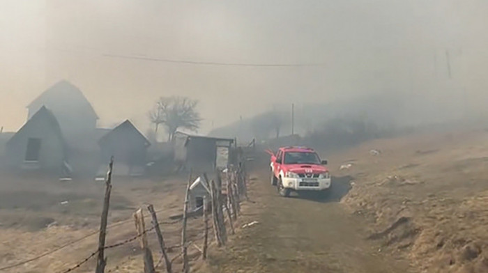 Požar na Žabljaku i dalje aktivan, ali nema opasnosti po Durmitor