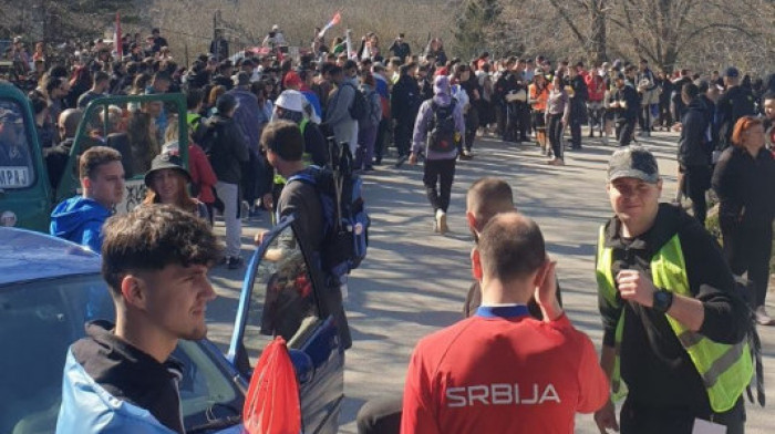 Studenti iz Niša krenuli ka Beogradu: Na više lokacija odali poštu stradalima u padu nadstrešnice u Novom Sadu