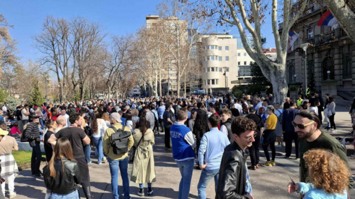 Studenti iz Niša krenuli ka Beogradu: Na više lokacija odali poštu stradalima u padu nadstrešnice u Novom Sadu