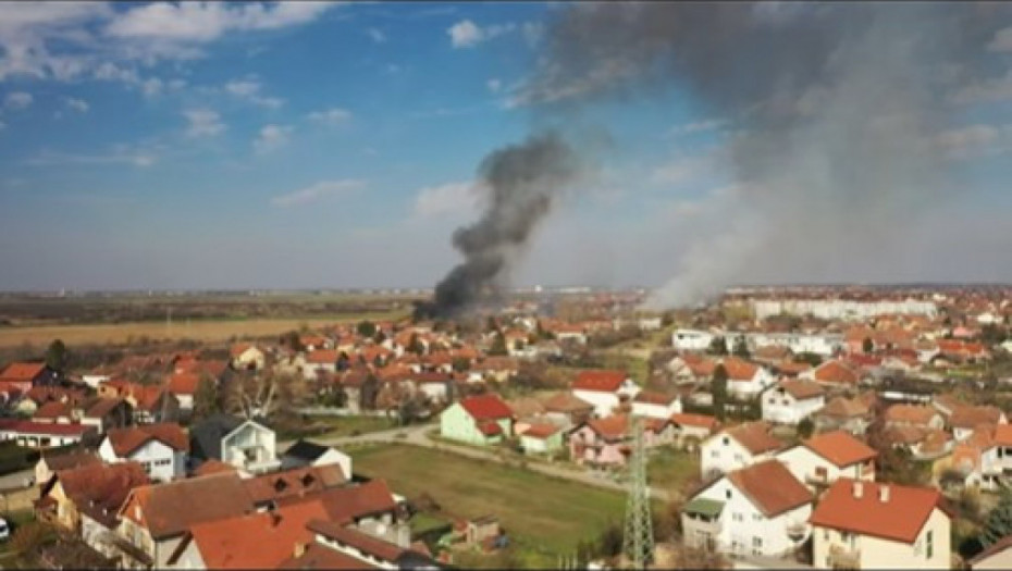 Veliki požar u Veterniku: Gori nisko rastinje, vatrogasne ekipe na terenu (VIDEO, FOTO)