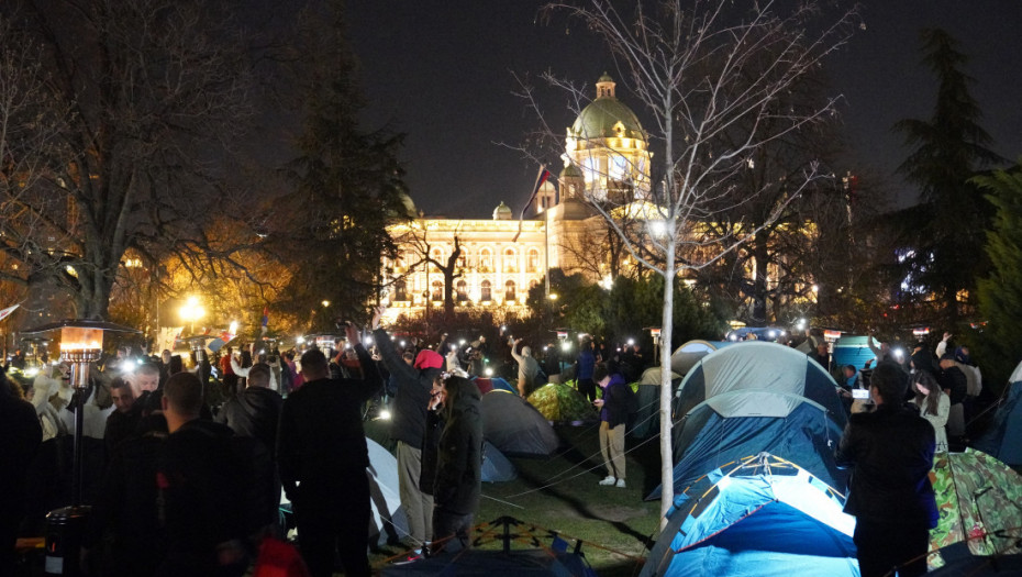 Studenti koji žele da uče osvetlili Pionirski park i skandirali "Kosovo je srce Srbije"