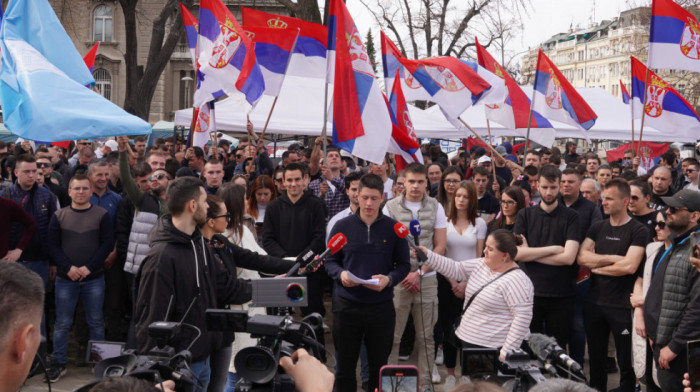 Studenti koji žele da uče od rektora i dekana traže informaciju kada će početi nastava