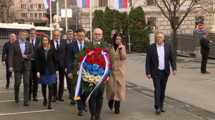 Vučević sa ministrima položio vence na mestu gde je ubijen Zoran Đinđić