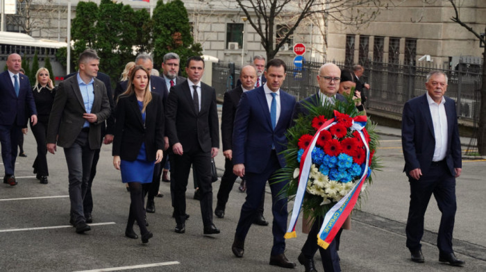 Vučević sa ministrima položio vence na mestu gde je ubijen Zoran Đinđić