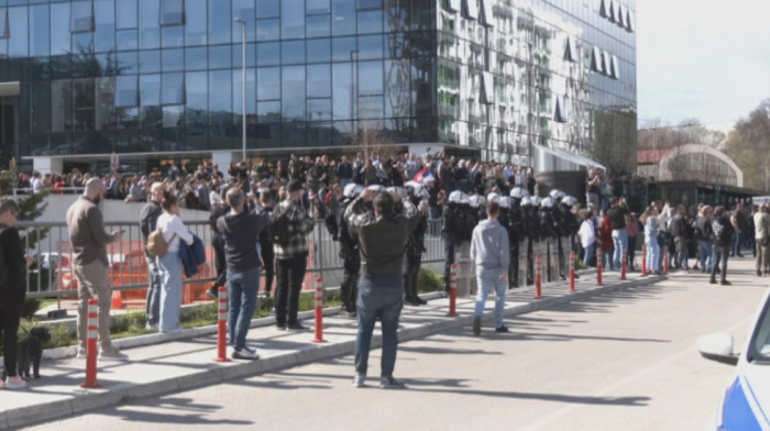 Grupa ljudi protestovala ispred redakcije N1 na Novom Beogradu