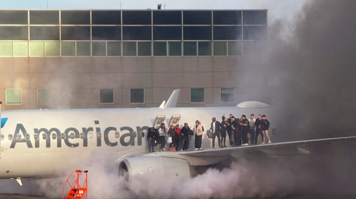 Požar na avionu Amerikan Erlajnsa u Denveru, nema povređenih