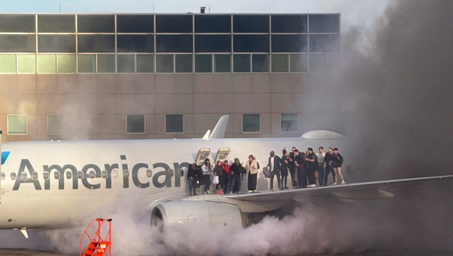 Požar na avionu Amerikan Erlajnsa u Denveru, nema povređenih