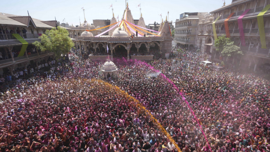 Radost proleća: Milioni ljudi slave Holi, hinduistički festival boja (FOTO)