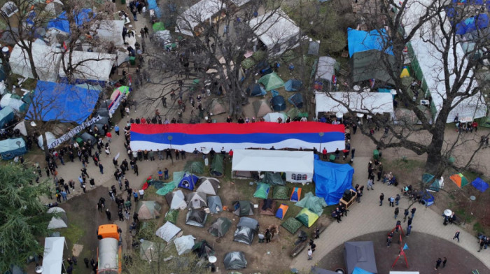 Studenti koji hoće da uče razvili su srpsku trobojku dugačku 30 metara