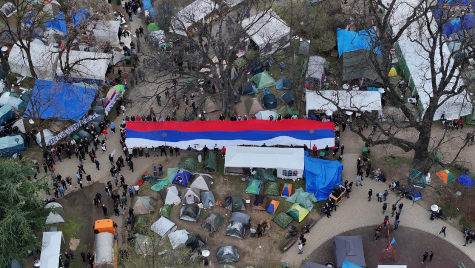 Studenti koji hoće da uče razvili su srpsku trobojku dugačku 30 metara