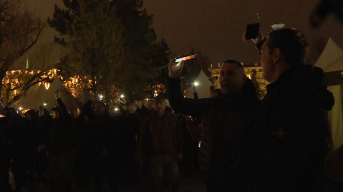 Studenti koji hoće da uče izveli performans - bliceve na telefonima uperili u nebo