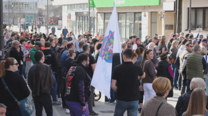 Protest opozicije i incident na sednici Skupštine Grada Čačka: Razbijeno staklo, zasuli zgradu jajima