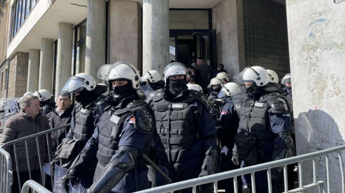 Skupština Novog Sada danas o budžetu, studenti u blokadi noćas pokušali da blokiraju zgradu