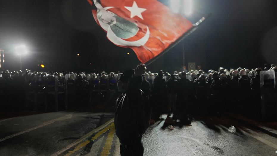 Novi protest u Istanbulu protiv hapšenja gradonačelnika uz veliko prisustvo policije