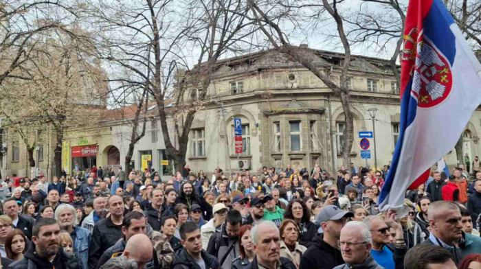 Protestna šetnja u Nišu: Studenti u blokadi traže oslobađanje uhapšenih zbog incidenta u petak