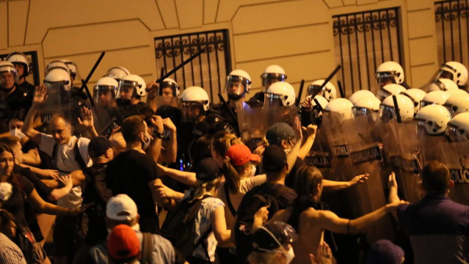 Optužni predlog protiv muškarca zbog nasilja na protestu za Vidovdan, bacio topovski udar na policiju