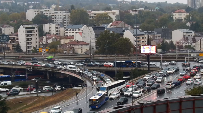 AMSS: Oprez zbog mokrih i klizavih kolovoza, teretnjaci na Batrovcima čekaju tri sata