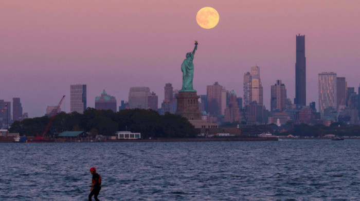 Tramp ukida pomoć: Guvernerka Njujorka proglasila vanredno stanje zbog nestanka bonova za hranu