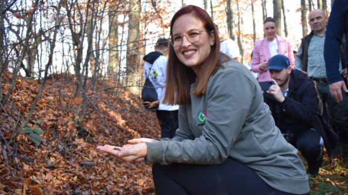Ministarka Pavkov sa mladima u velikoj akciji pošumljavanja na Crnom vrhu kod Bora