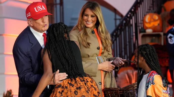 Bela kuća kao "ukleti zamak": Tramp i Melanija delili slatkiše na proslavi Noći veštica (FOTO/VIDEO)